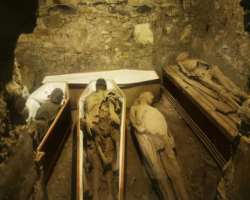 There is no proper reason that how these bodies are preserved but it is estimated that the wall of vault is made of limestone creating a dry atmospher